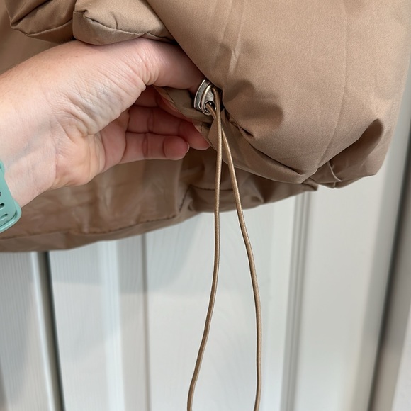 Puffer vest, tan size XL, with adjustable sides and pockets in tan color. - Picture 3 of 7